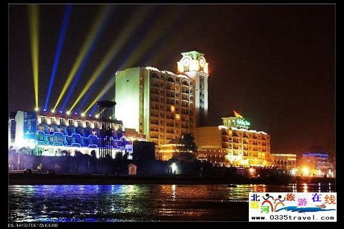 秦皇島海景酒店（原海景假日酒店）是秦皇島酒店中距離海灘最近海景效果最好掛牌五星級海景度假酒店,東戴河佳兆業(yè)鉑域酒店客房會議餐飲咨詢預訂電話0335-3522599.